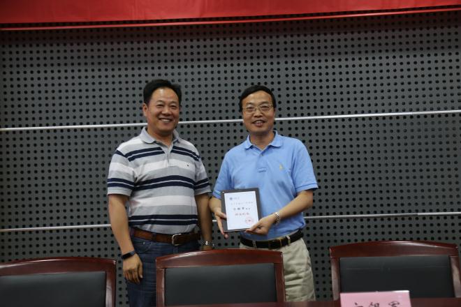 林云鉴处长为方银军校友颁发演讲纪念牌