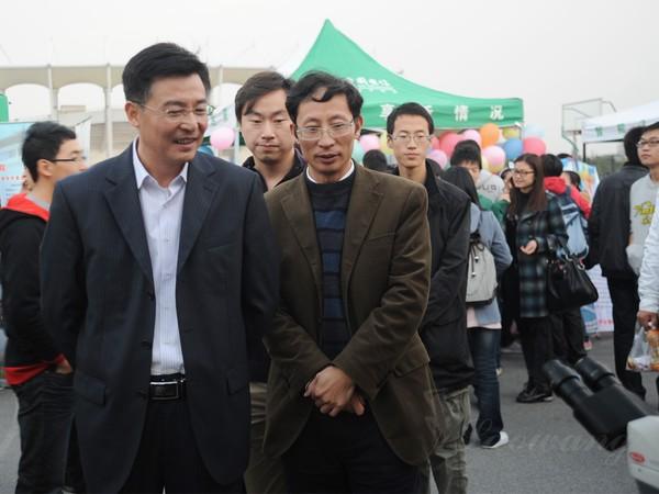 与会领导和师生饶有兴致地观看科技嘉年华