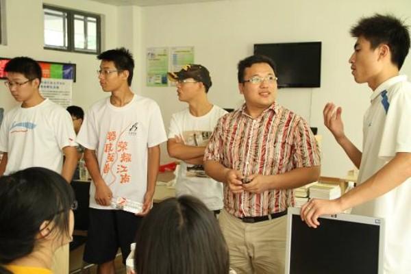 武汉大学暑期社会实践团队来我校物联网工程学院交流调研