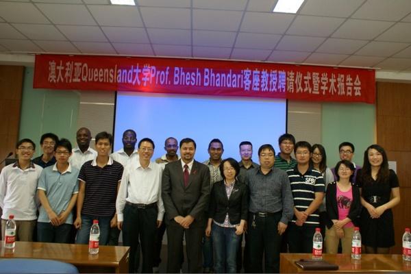 Bhandari教授向蒋新副馆长赠送书籍