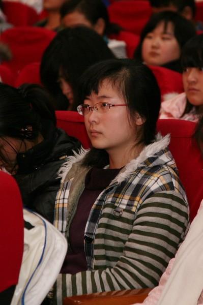 同学们聆听报告，深受感动