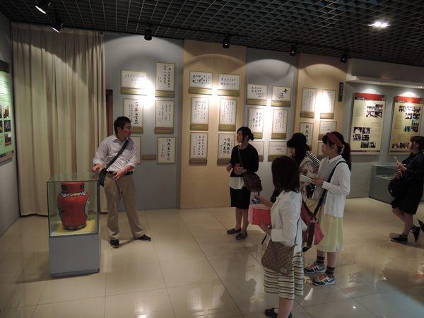 日本学生参观校史馆