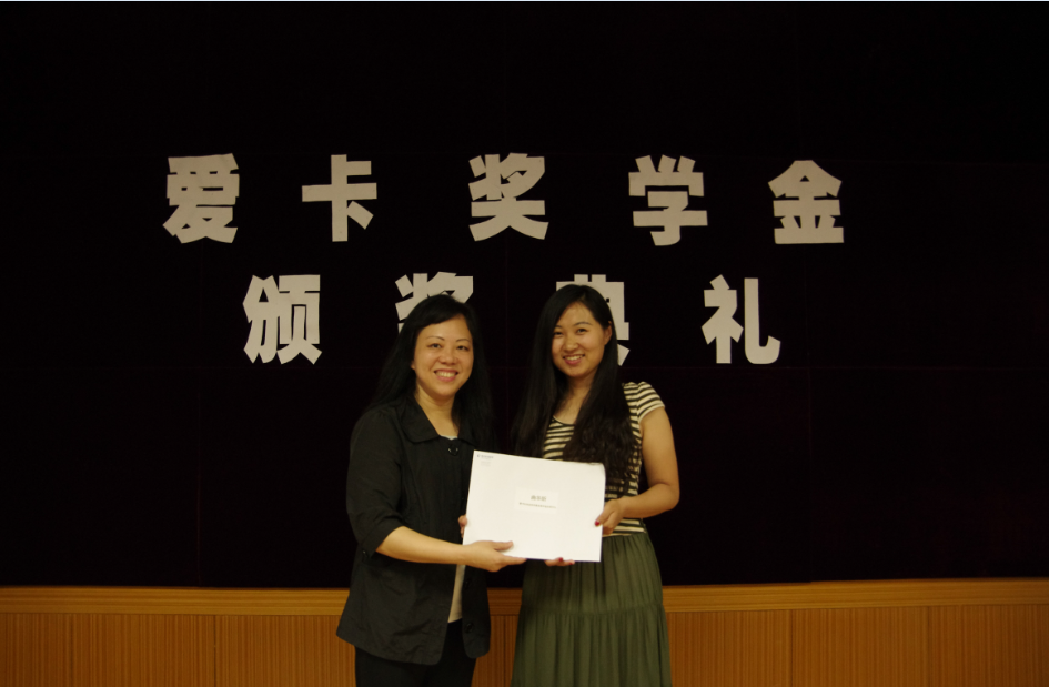 蔡经理为获奖学生颁奖2