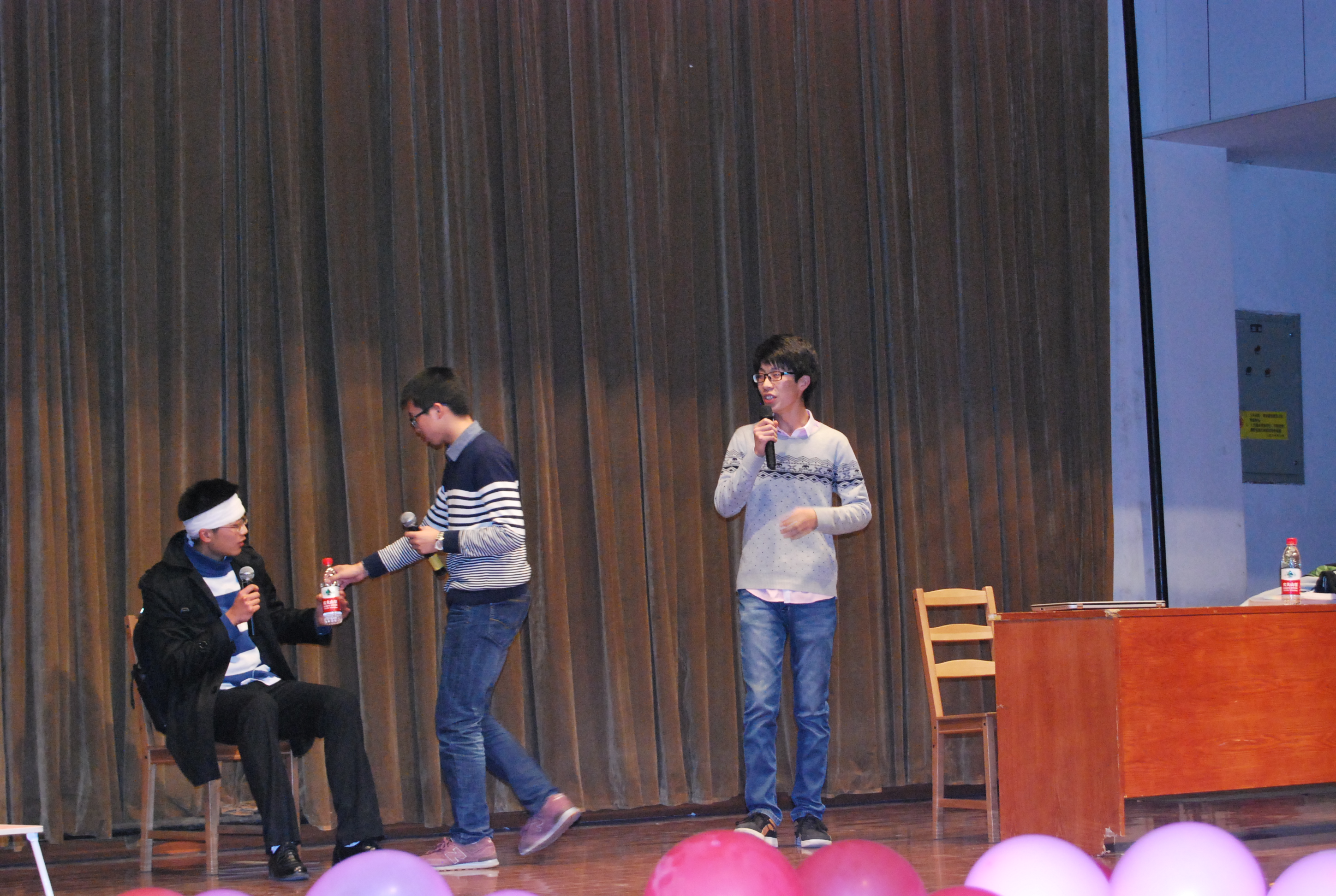 自编自演的话剧表演