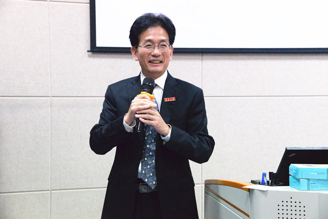 商学院院长滕乐法发表讲话
