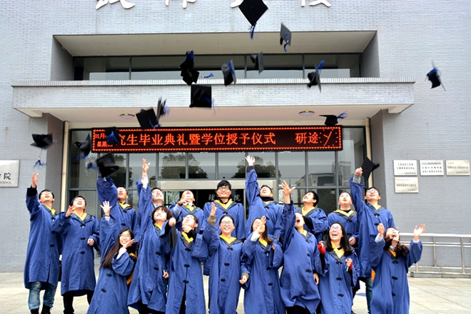 同学们抛撒学士帽