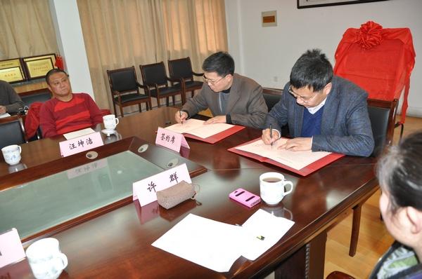 纪志成副校长与江阴二中张荣国校长共同签署《江南大学女足优质生源基地协议书》