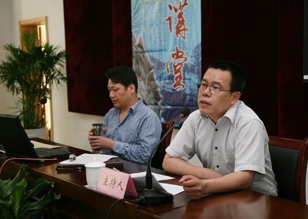 校杂志社副社长谢光前主持大讲堂并作点评