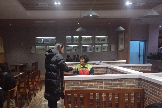 给食堂阿姨送热咖啡