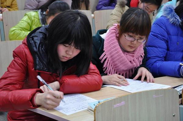 勤工助学学生认真进行职业测评