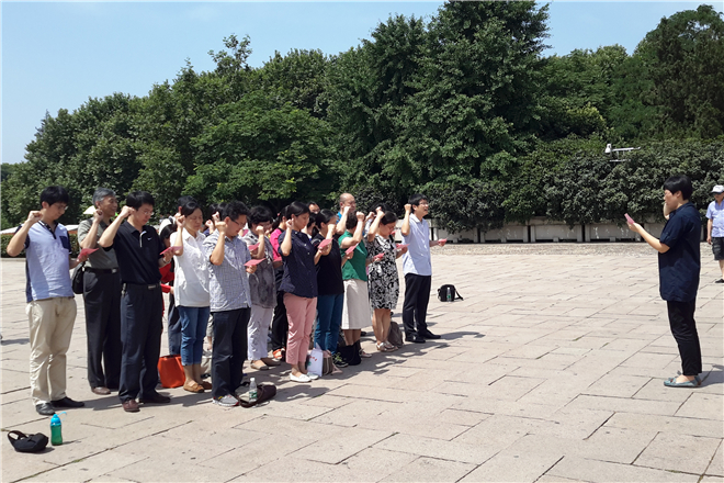 商学院教工党员在南京雨花台烈士陵园前重温入党誓词