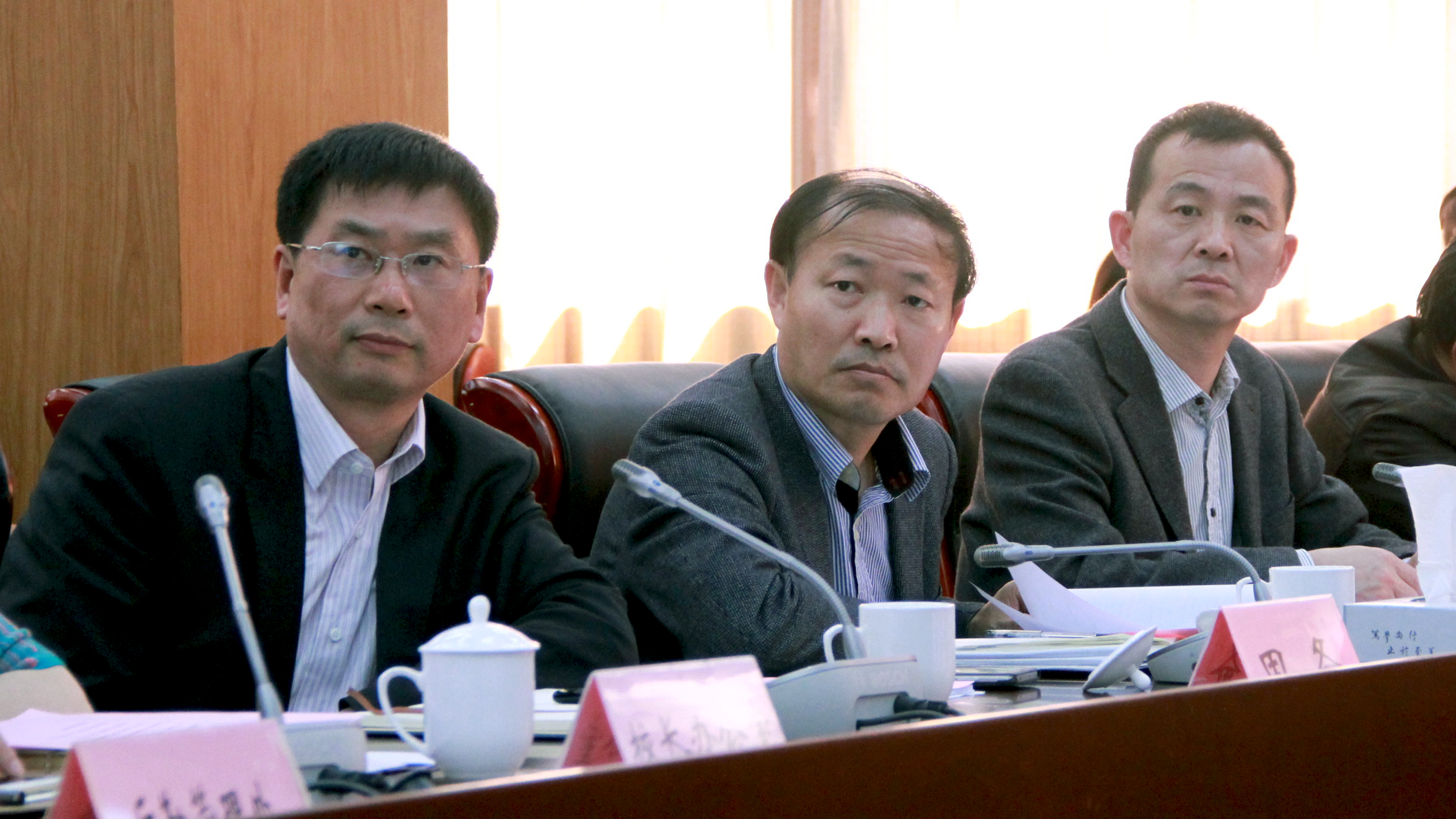 与会领导听取同学汇报