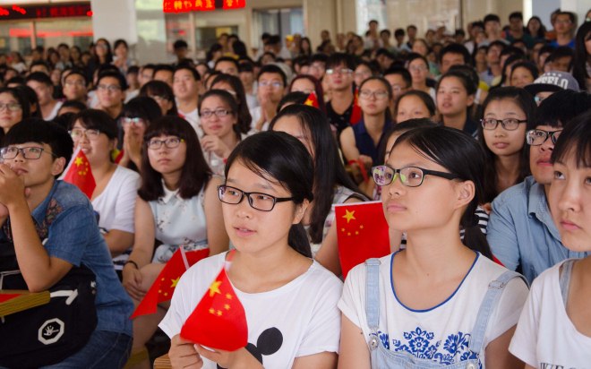 学生专注地观看阅兵式