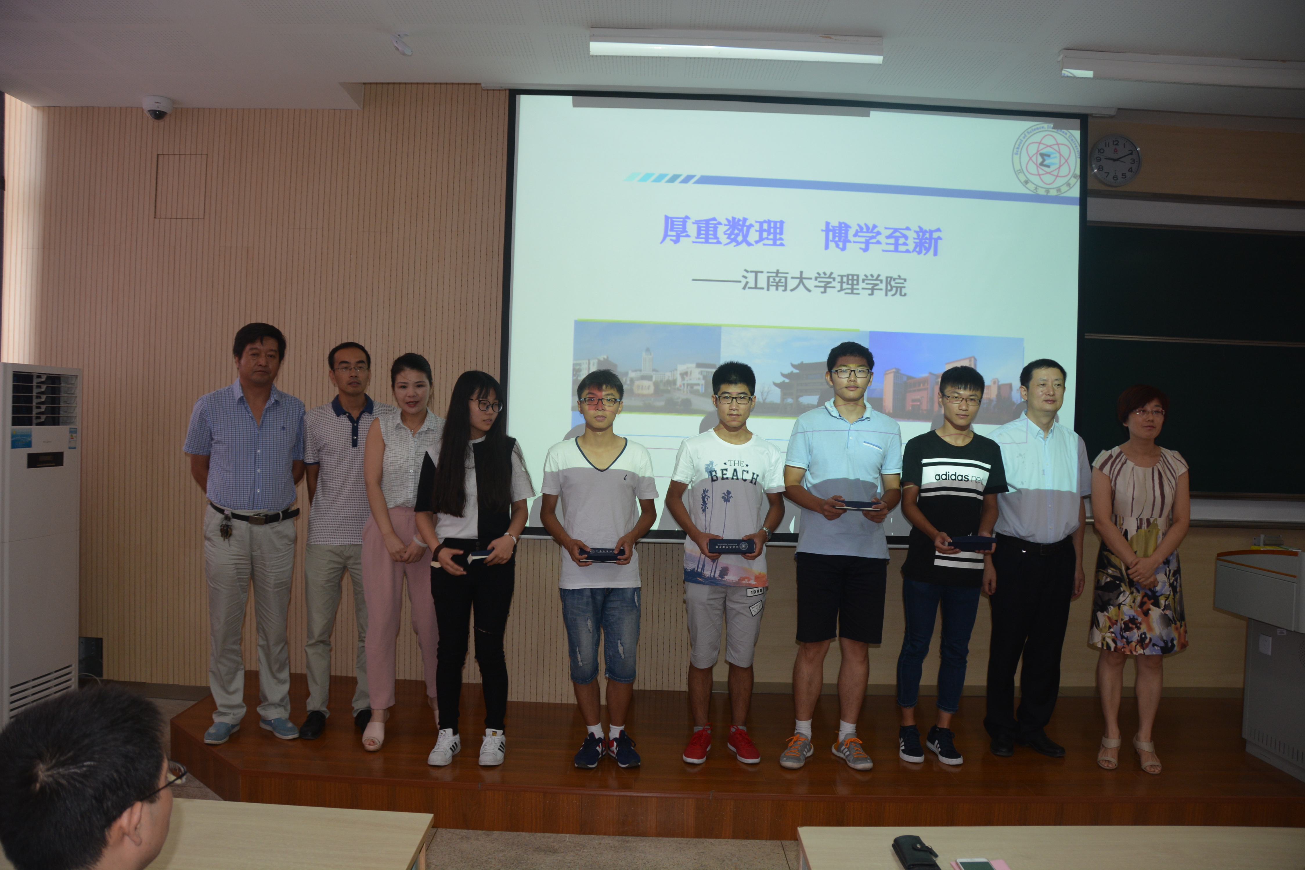 学院领导向新生代表赠予书签并合影留念