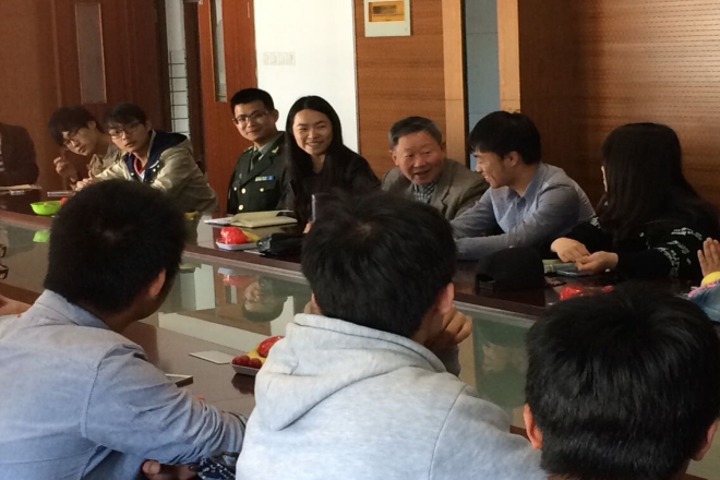 远望号原副司令刘仁生与轻化1401班同学座谈