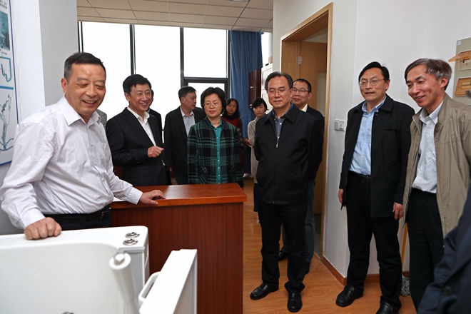 说明: C:\Users\Administrator\Desktop\2018接待\接待单位\照片\2018.4.2无锡市人大常委会徐一平主任一行莅临我校\2018.4.2无锡市人大常委会徐一平主任一行莅临我校\医学院.jpg