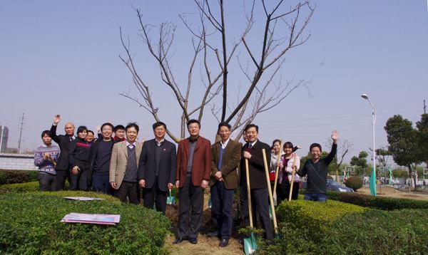 校领导、系统党政领导与团员青年一起参加植树活动