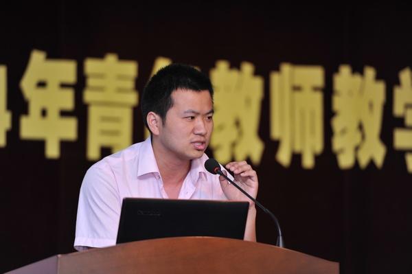 理学院朱华新博士代表获奖教师发言