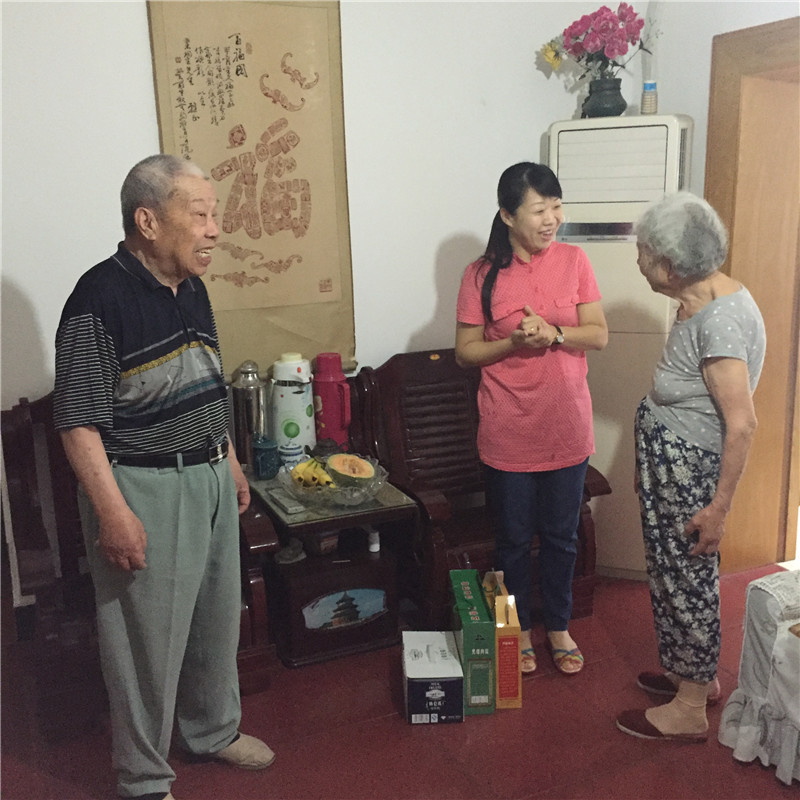 学校党委组织人员看望老党员