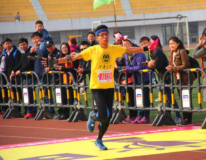 我校学子抵达半程马拉松终点