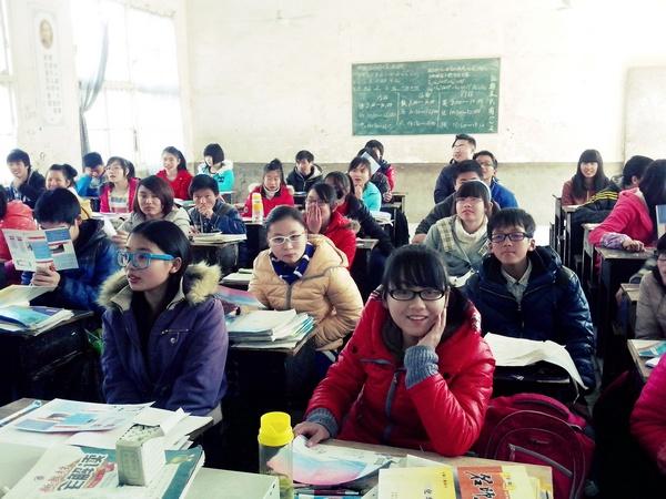 湖南双峰五中的同学认真聆听关于至善学院的讲解
