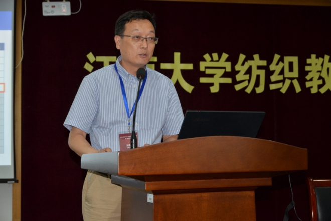 纺织服装学院院长王鸿博教授作学院年度工作报告