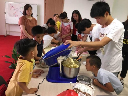 幼人之幼，炎炎夏日送甜蜜——江南大学“焙江南梦想团”走进社区企业