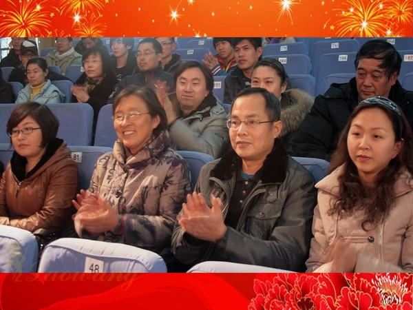 与会领导与青年教师一同欣赏节目