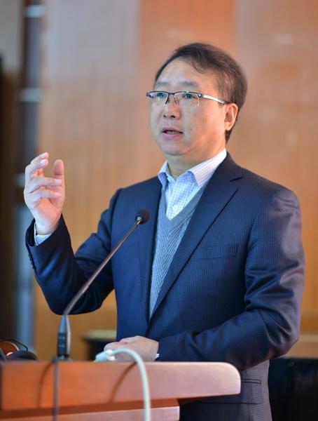 中国纺织工业联合会孙瑞哲副会长做报告
