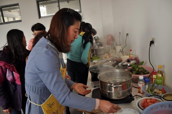女教工精心制作菜品