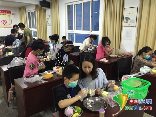 江南大学研支团走进小桔灯夜校与1学生一起制作水果拼盘。 江南大学研支团走进小桔灯夜校与1学生一起制作水果拼盘。