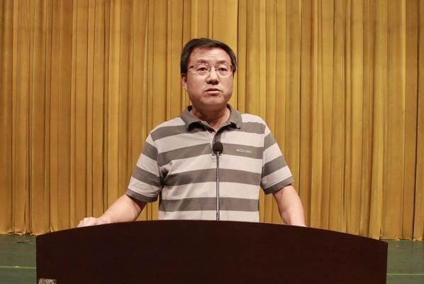 校党委书记武贵龙主持报告会并讲话