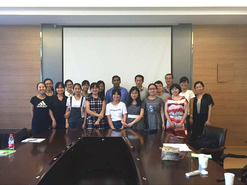 Hayat教授与学院部分师生合影