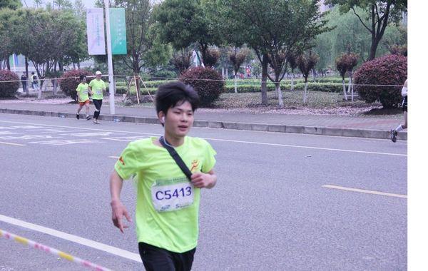 法学院学生参加2014无锡国际马拉松比赛
