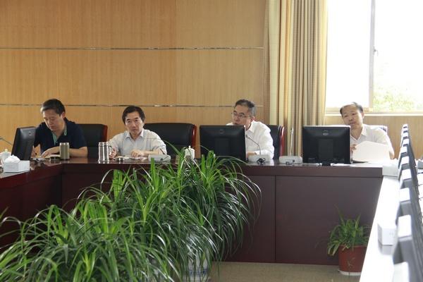 中层后备干部培训班举行小组专题学习报告会