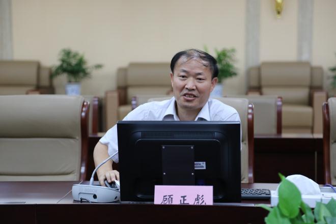 顾正彪副校长介绍学校情况