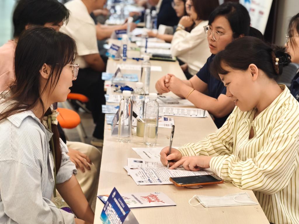 招聘会现场(二).jpg