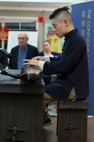 Alan Yip 弹奏古琴