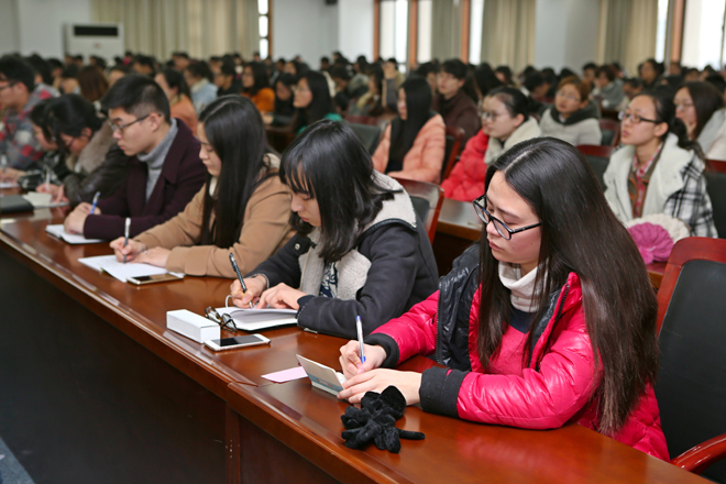 学生党支部书记认真聆听