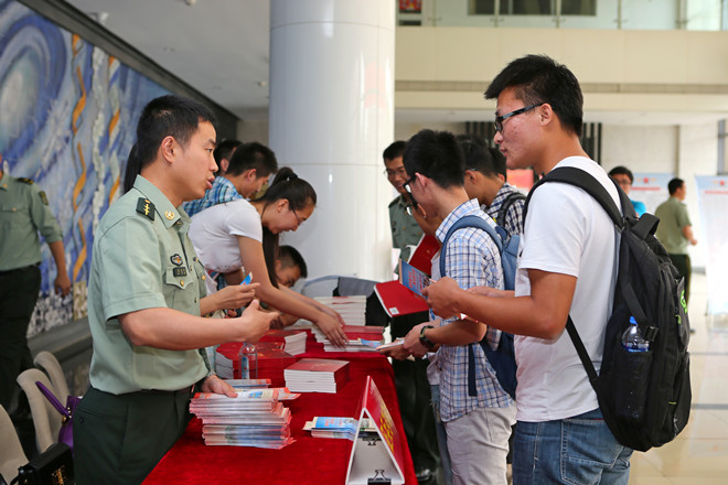 同学们在进行征兵政策咨询