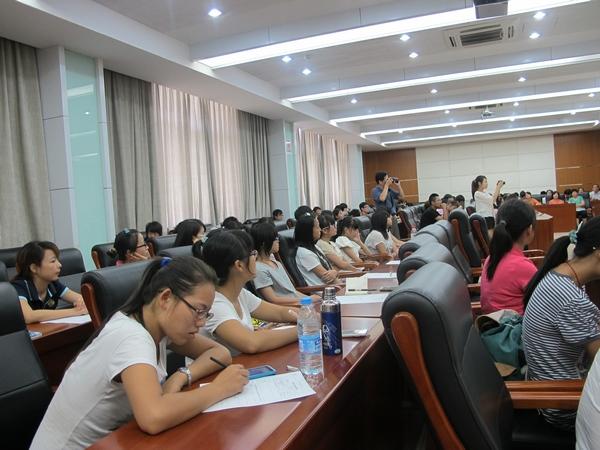 师生聆听报告