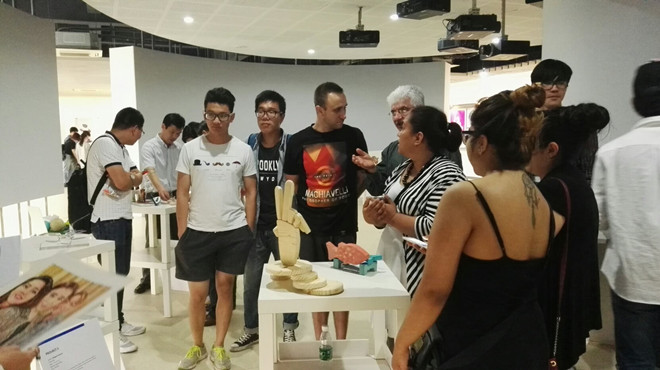 图五 工作坊展览作品交流