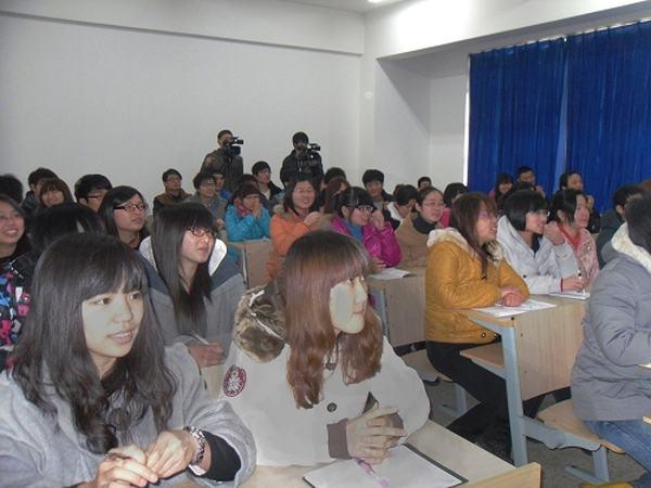 同学们认真听讲，兴致盎然
