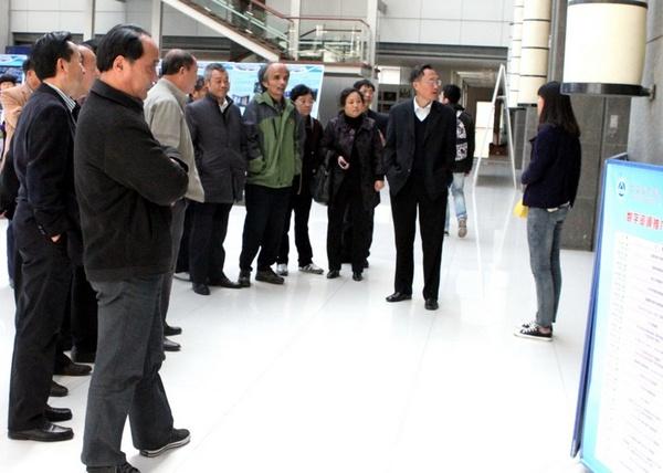 参观校史馆