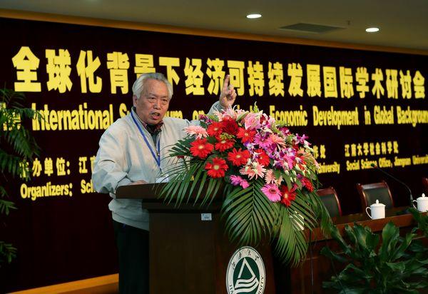 中国社会科学院经济研究所研究员张曙光作主题报告