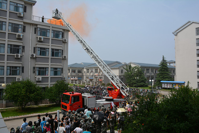 模拟消防逃生演练之高空救援