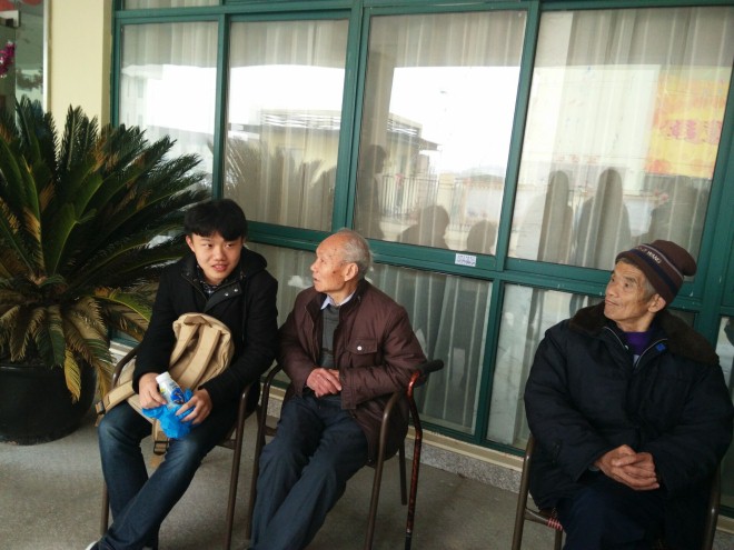 团支部成员陪老人聊天