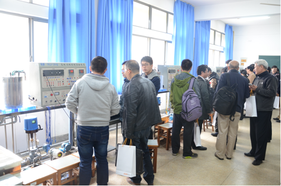 与会人员参观我校国家级信息与控制实验教学示范中心实验室
