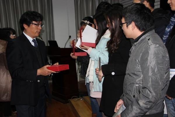 长濑精细化工（无锡）有限公司总经理胡颖先生为获奖师生颁奖