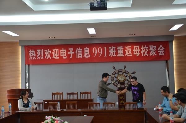 向母校赠送纪念品